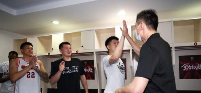 窗口期克里夫兰骑士调整名单以备欧篮联；战术微调环节打磨；更衣室稳定；临场指挥获称赞的简单介绍